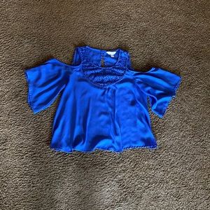Decree Cold Shoulder Crop